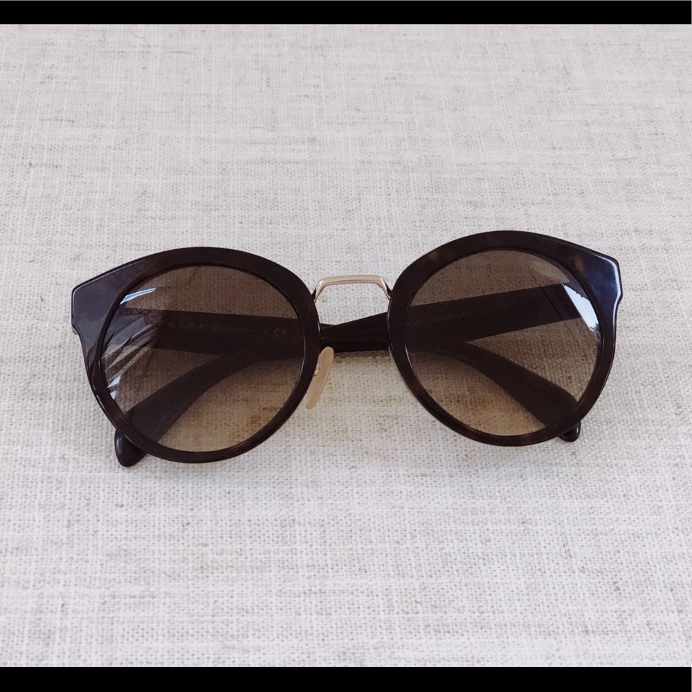 Prada sunglasses excellent condition - Picture 3 of 4